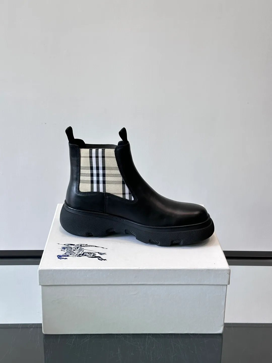 [Burberry] Top P: 920💰 Size: 39-44 (45. Customized) Burberry Matrix shoes👟Burberry autumn and winter men's high-top Chelsea boots, made with heavy industry! The upper is made of imported cowhide, with a slip-on design, classic plaid elastic straps, fine leather, and full of details. It is equipped with a classic and durable rubber thick sole, which increases the length of the legs. The cowhide lining is comfortable and breathable. It is easy to wear and fashionable, business and leisure, full of exquisite Italian style, and has a great look!